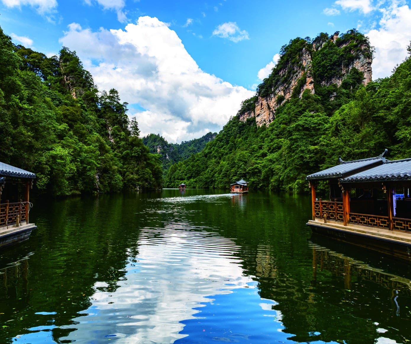 A sightseeing boat crossing Baofeng Lake in the official Tour Guide Manual.